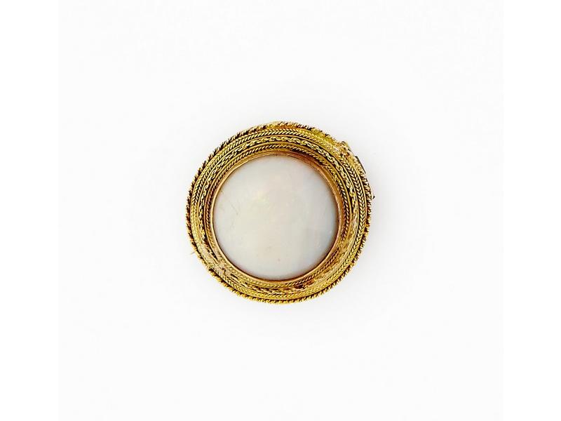 BROCHE ronde en or jaune ornée d'une opale...