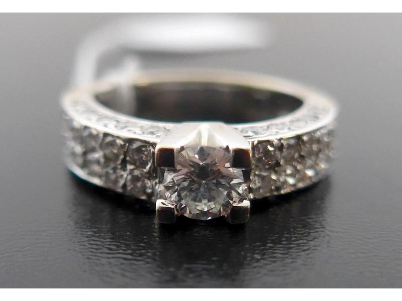 BAGUE en or gris (750) ornée d'un diamant...