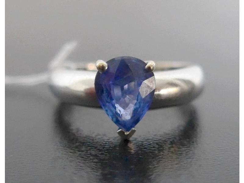 BAGUE en or gris (750) sertie d'un saphir...