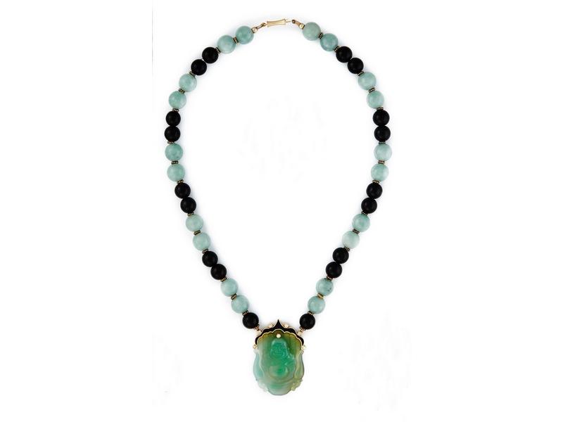 COLLIER de boules de néphrite et d'onyx orné...