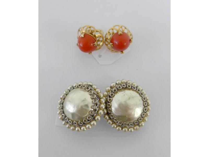 DEUX PAIRES DE BOUCLES D'OREILLES fantaisies,...