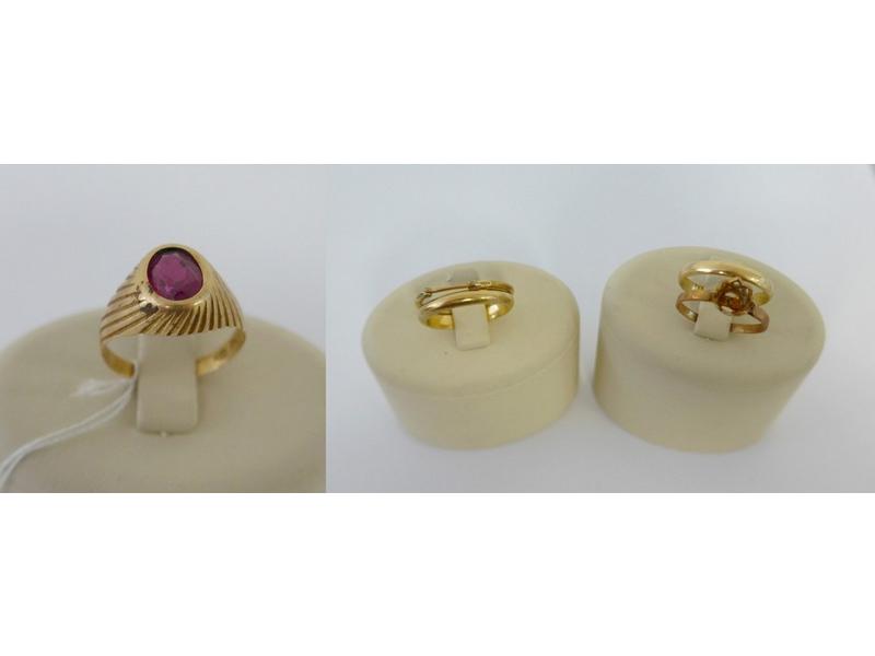 PETITE BAGUE en or jaune sertie d'une pierre...