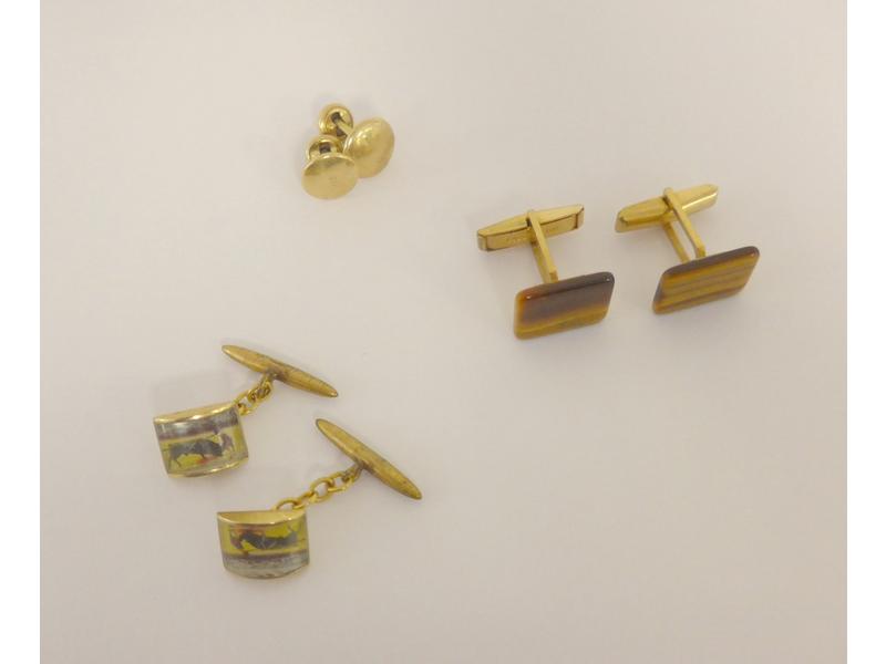 TROIS PAIRES DE BOUTONS DE MANCHETTES, une...