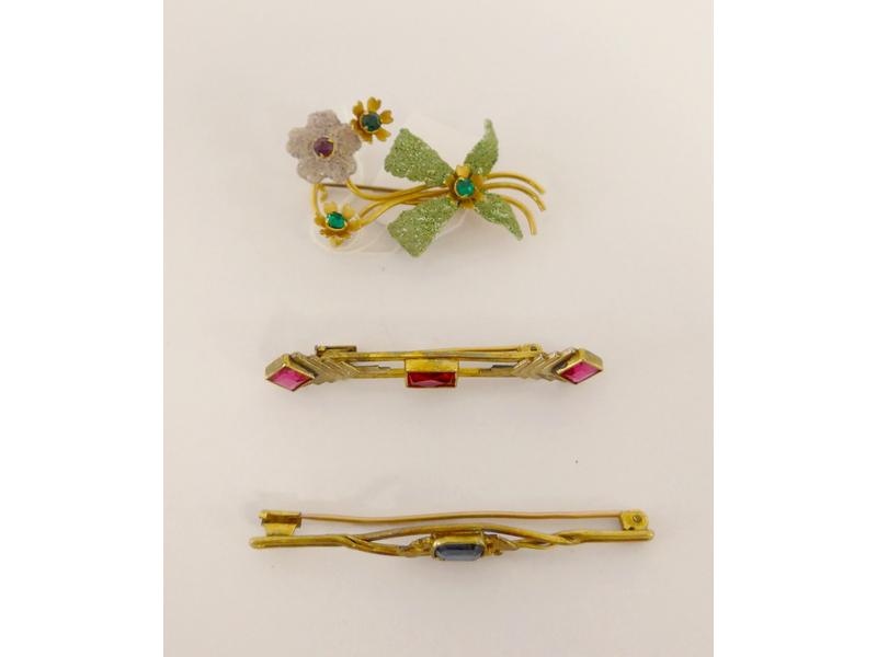 TROIS BROCHES en or 9K dont : bouquet de...