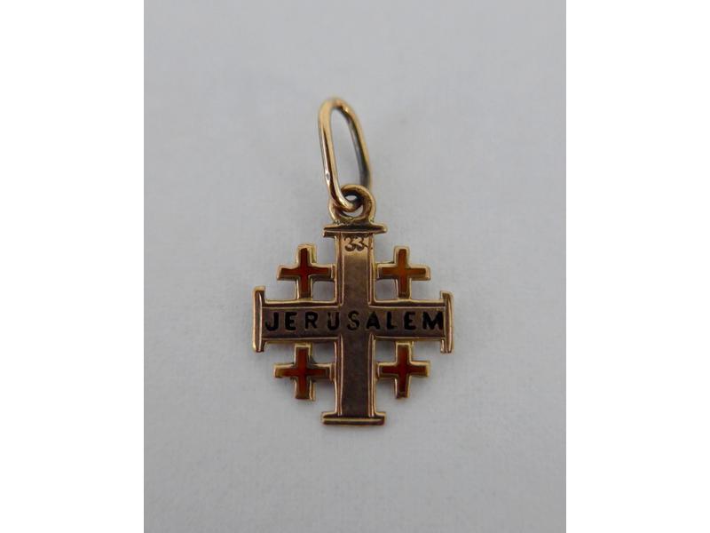 PENDENTIF croix en or (1g) et petit diamant...