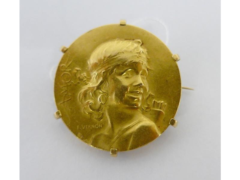 BROCHE RONDE en or jaune à décor sur la face...