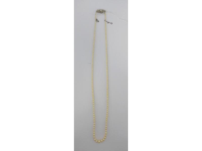 COLLIER de 189 perles fines en chute, le...