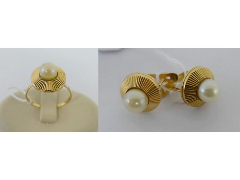 BAGUE ET PAIRE DE BOUCLES D'OREILLES rondes...