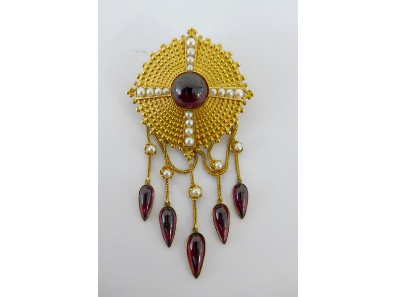 BROCHE ronde en or jaune (750) à décor rayonnant...