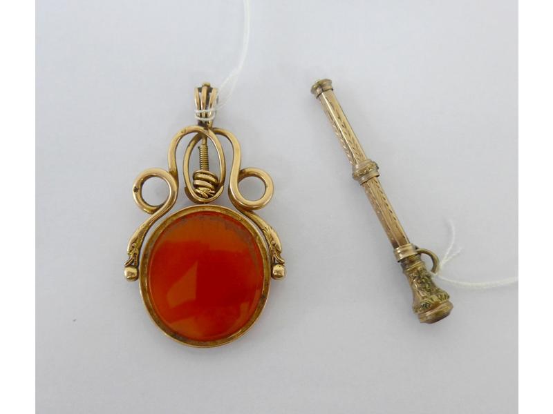 PENDENTIF BRELOQUE en or et cornaline, monture...