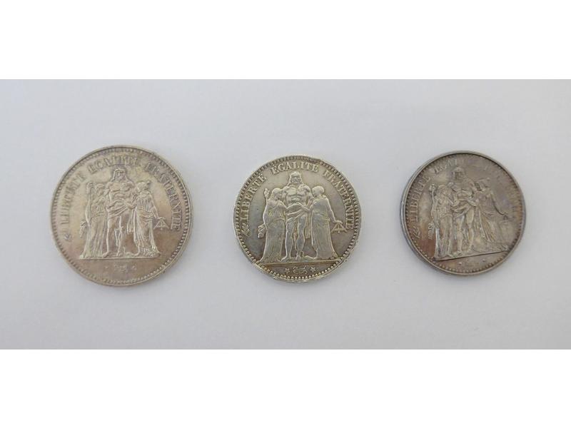 TROIS PIECES en argent de 5fr, 10fr, 50f...