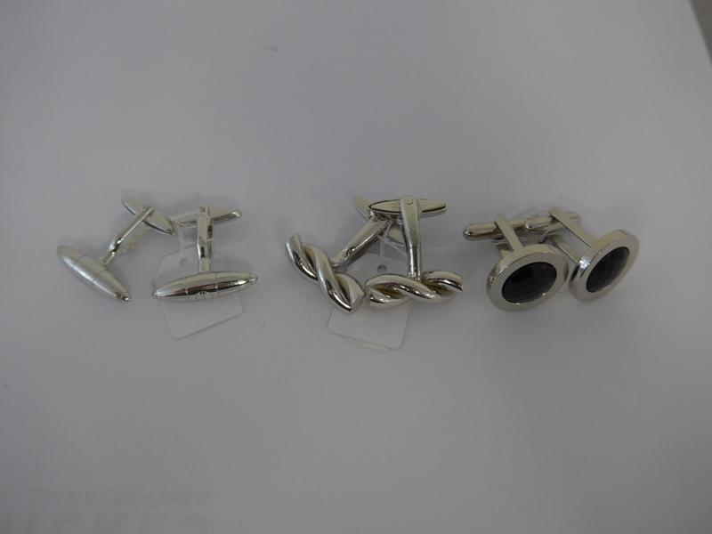 TROIS PAIRES DE BOUTONS DE MANCHETTES en...