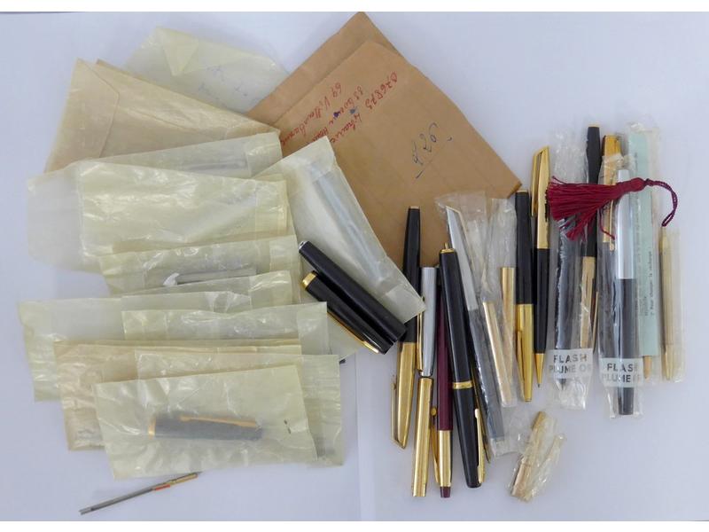 ENSEMBLE DE STYLOS, principalement plume,...
