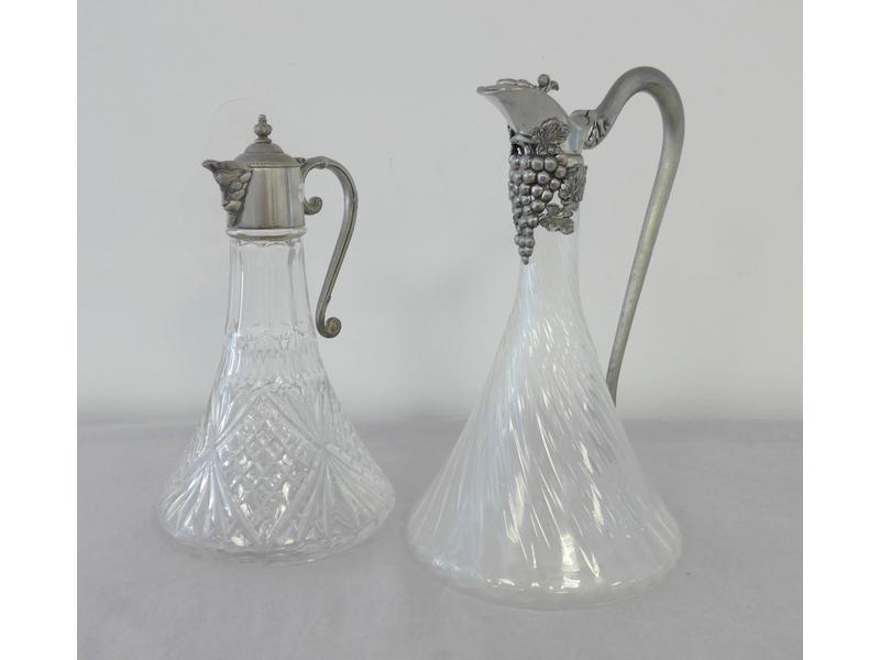 DEUX CARAFES à décanter en verre moulé et...