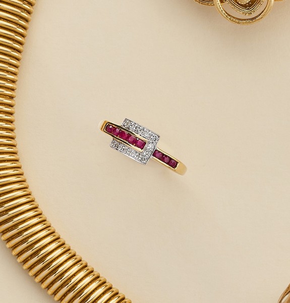BAGUE ceinture en or (750) avec rubis ronds...