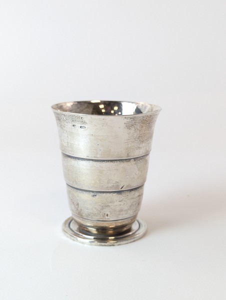 TIMBALE en argent (800) reposant sur un piédouche....