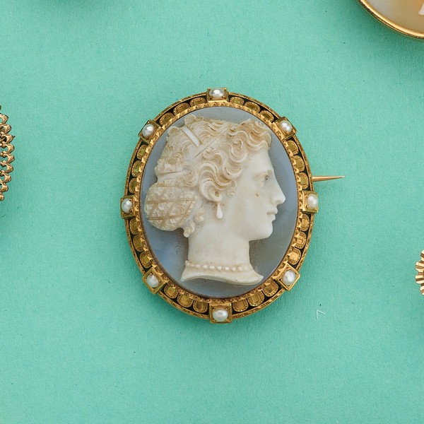 BROCHE en or (750) ornée d'un camée sur agate...