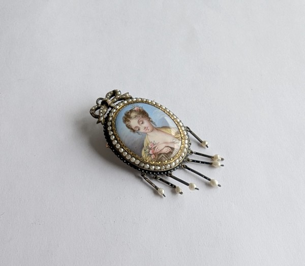 BROCHE-PENDENTIF en argent de forme médaillon...
