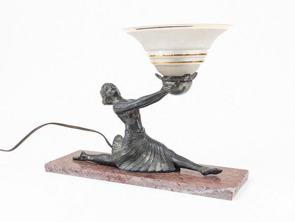 LAMPE DE BUREAU en régule ciselé figurant...