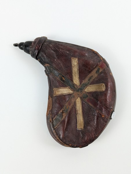 XAHAKOA ou GOURDE à poche en cuir à décor...
