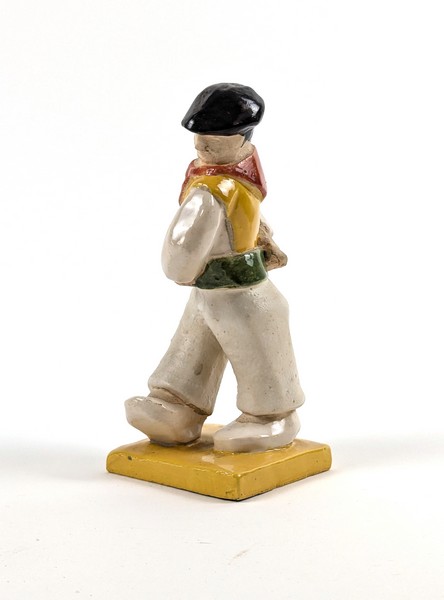 PETITE FIGURINE de danseur basque en faïence...