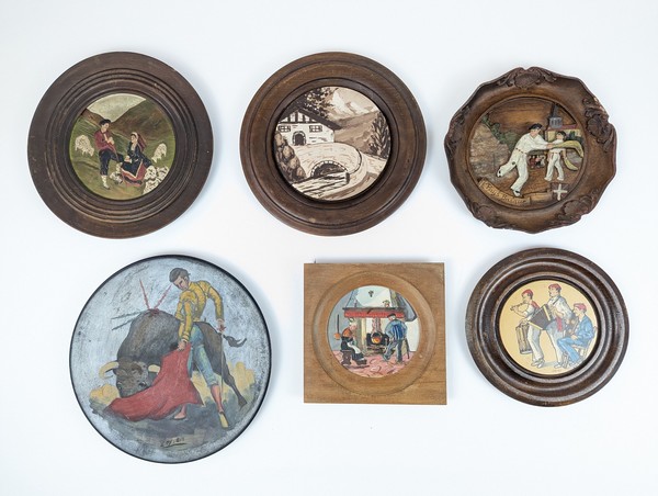 SIX ASSIETTES ou MÉDAILLONS en bois pyrogravé...