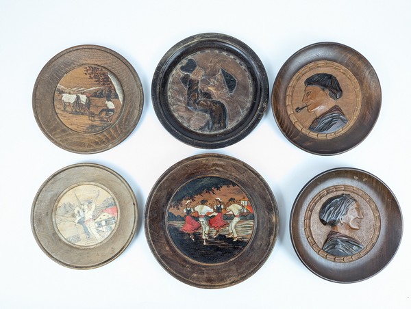 SIX ASSIETTES ou MÉDAILLONS en bois pyrogravé...