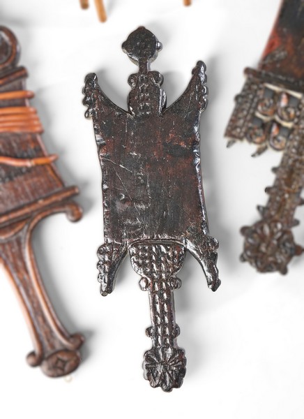 ARGIZAIOLA ou bougie de deuil, en bois sculpté,...