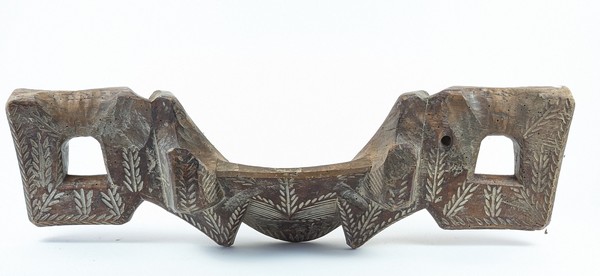 JOUG DE BOEUFS en bois sculpté de motifs...