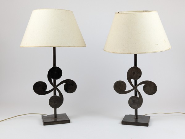 PAIRE DE LAMPES en fer et tôle de fer patinés,...