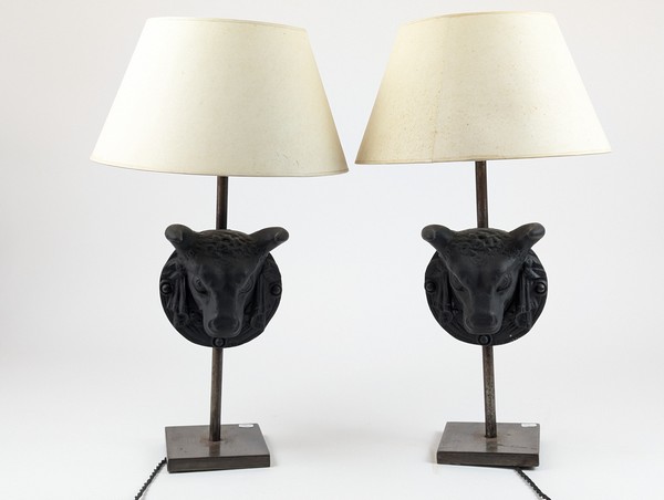 PAIRES DE LAMPES en fer et tôle de fer patinés,...