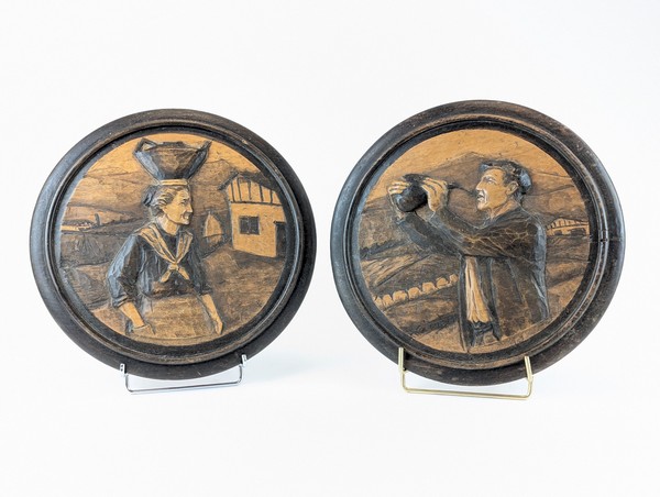 DEUX MEDAILLONS en bois sculpté à décor en...