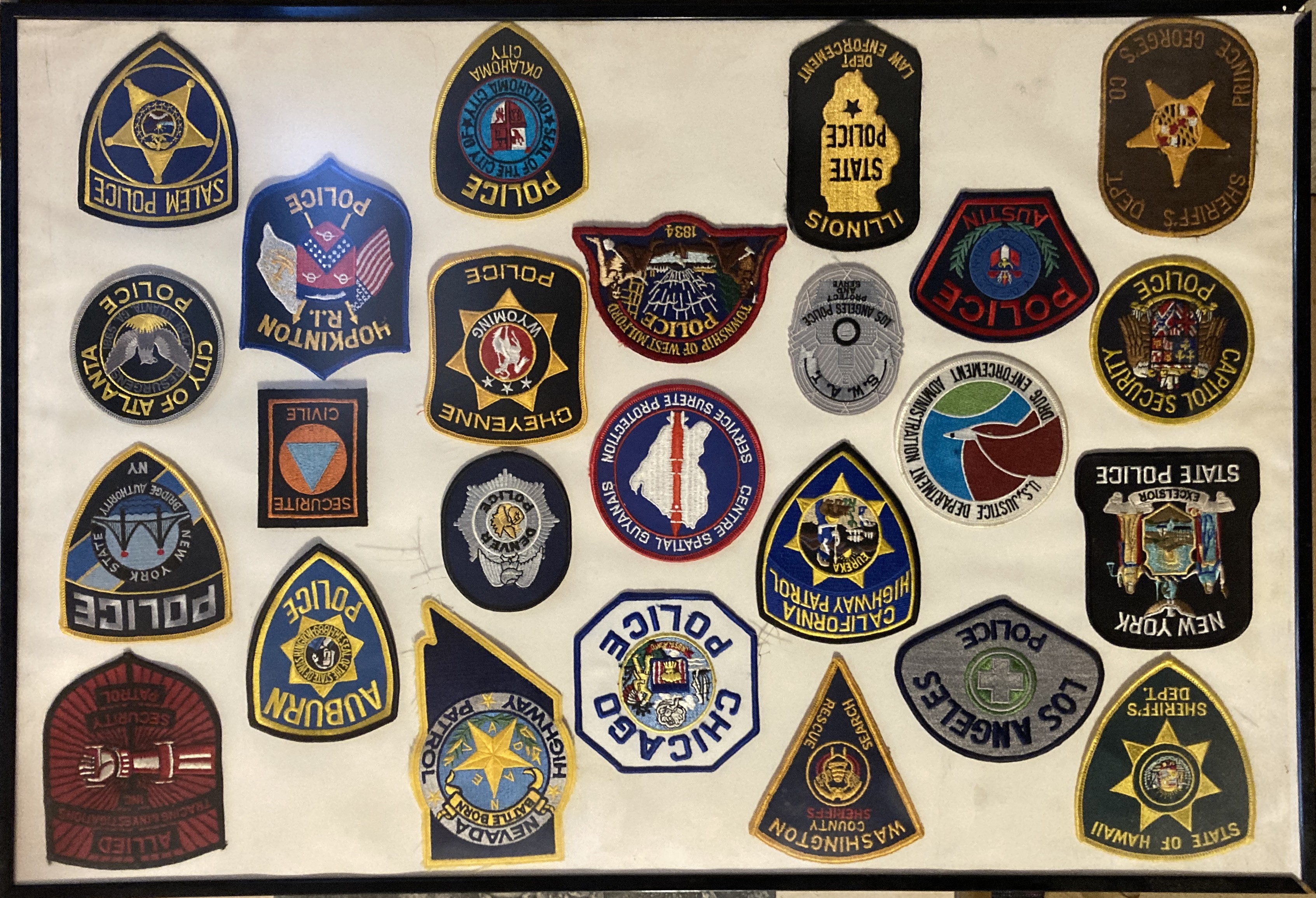USA - 25 ÉCUSSONS DE POLICE des différents...