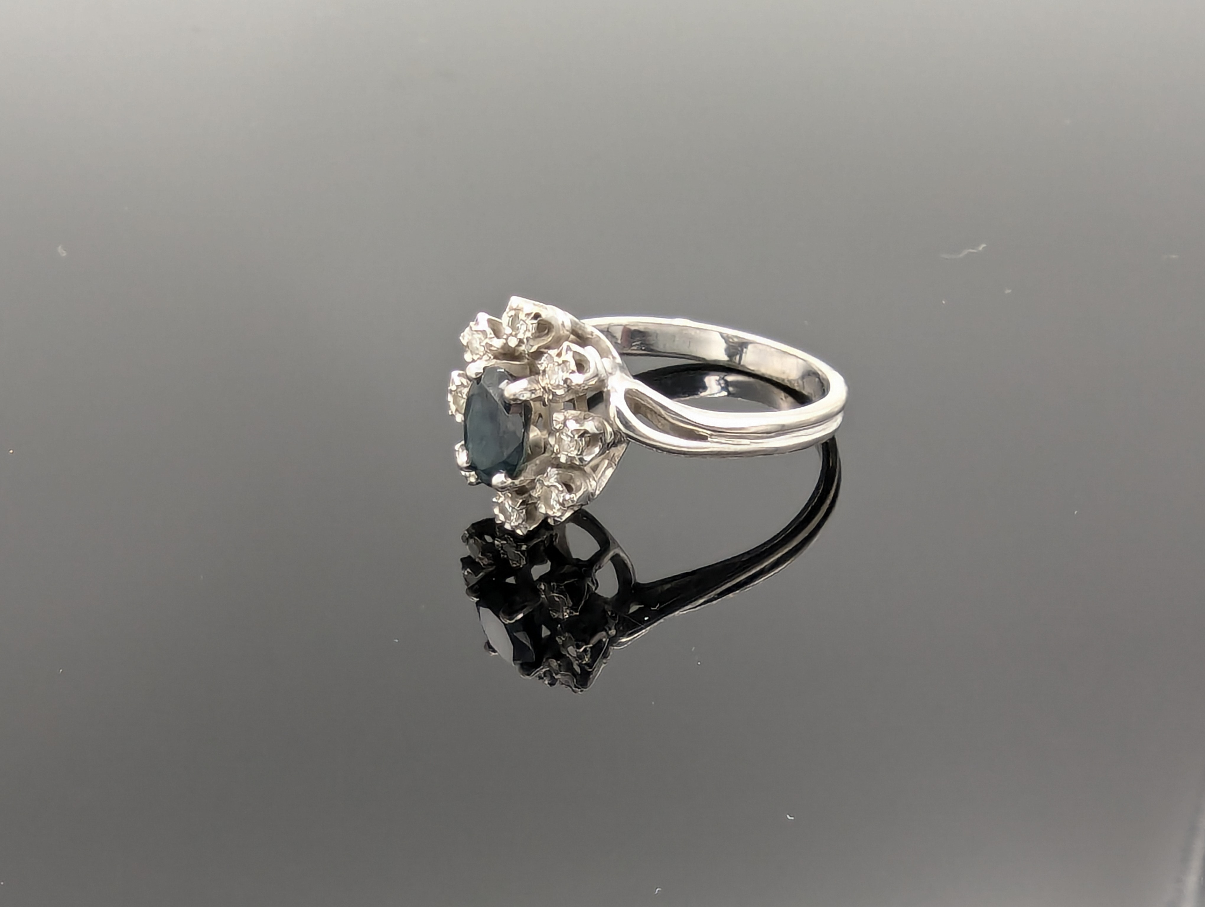 BAGUE marguerite en or gris (750) ornée d'un...