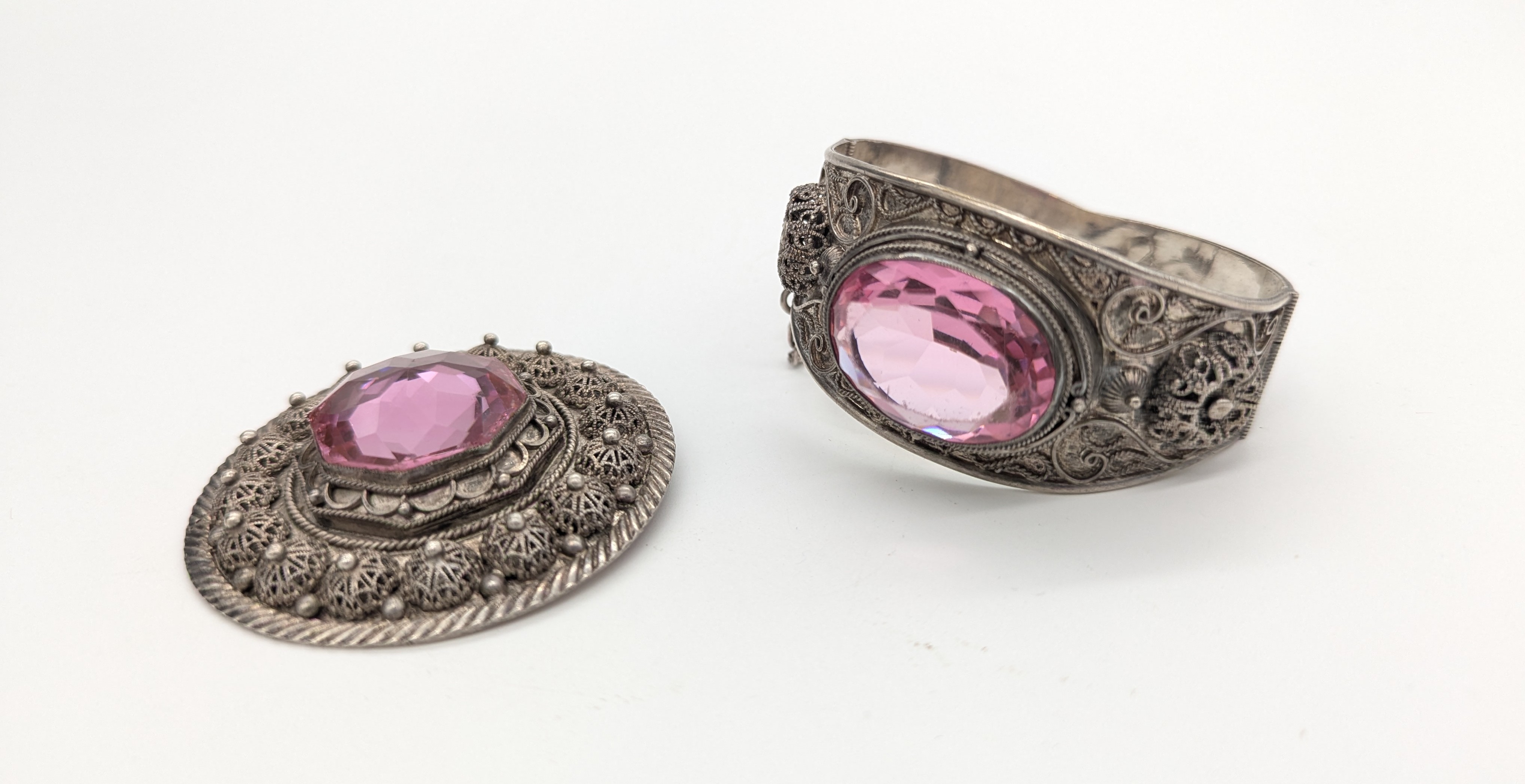 BRACELET MANCHETTE et BROCHE ronde en métal...