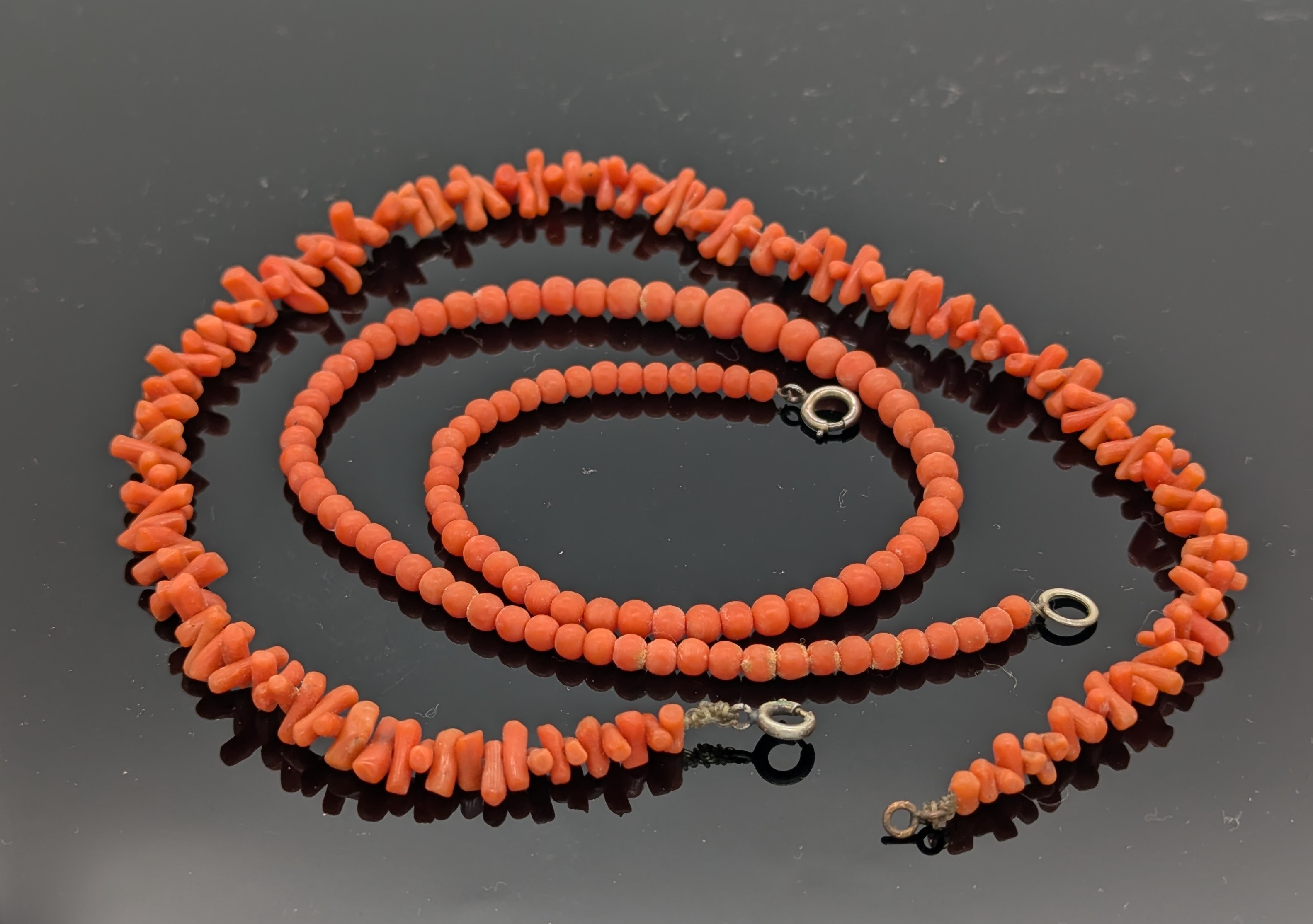 DEUX COLLIERS en perles de corail.