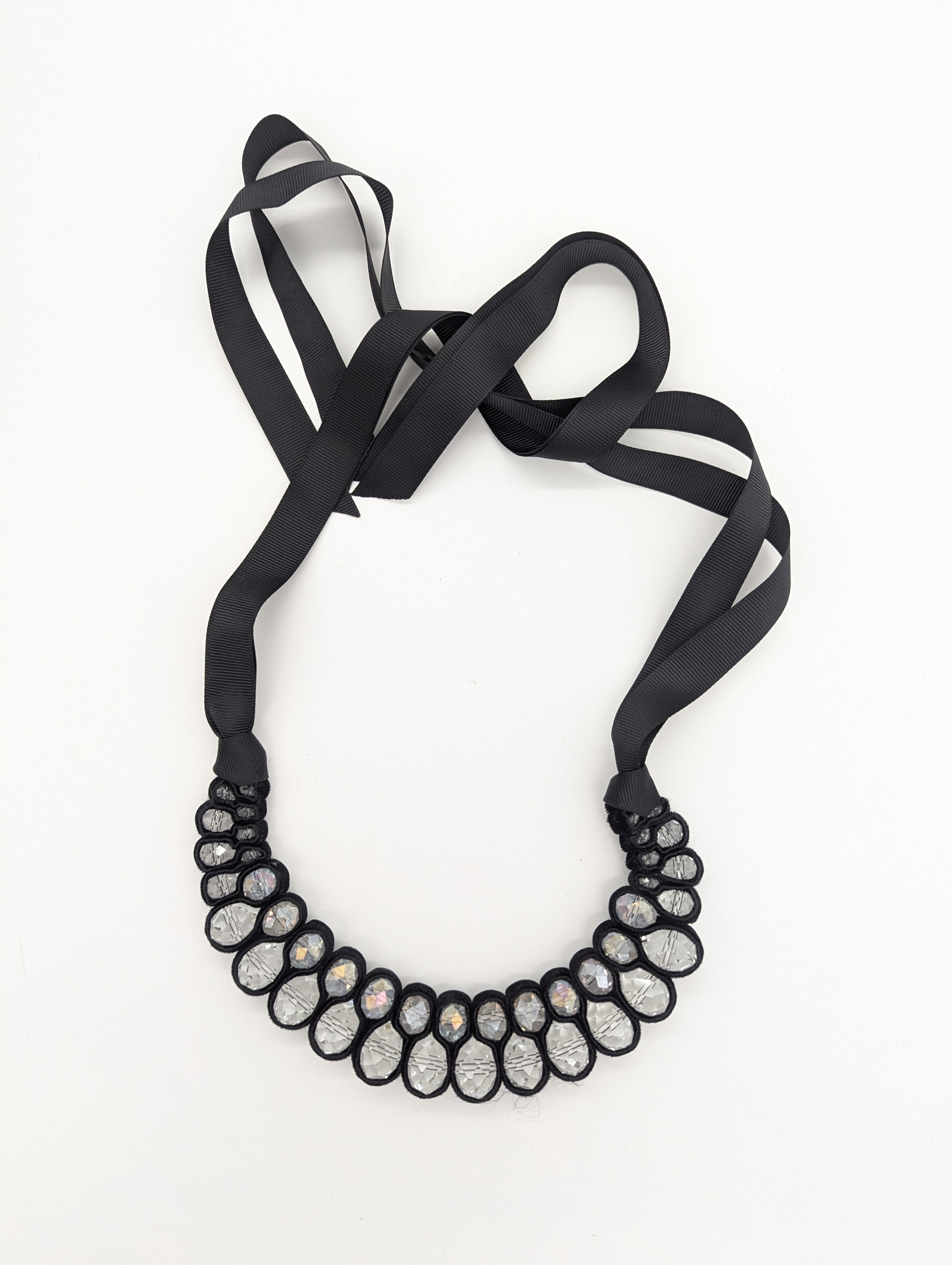 COLLIER ras-de-cou sur ruban noir orné de...