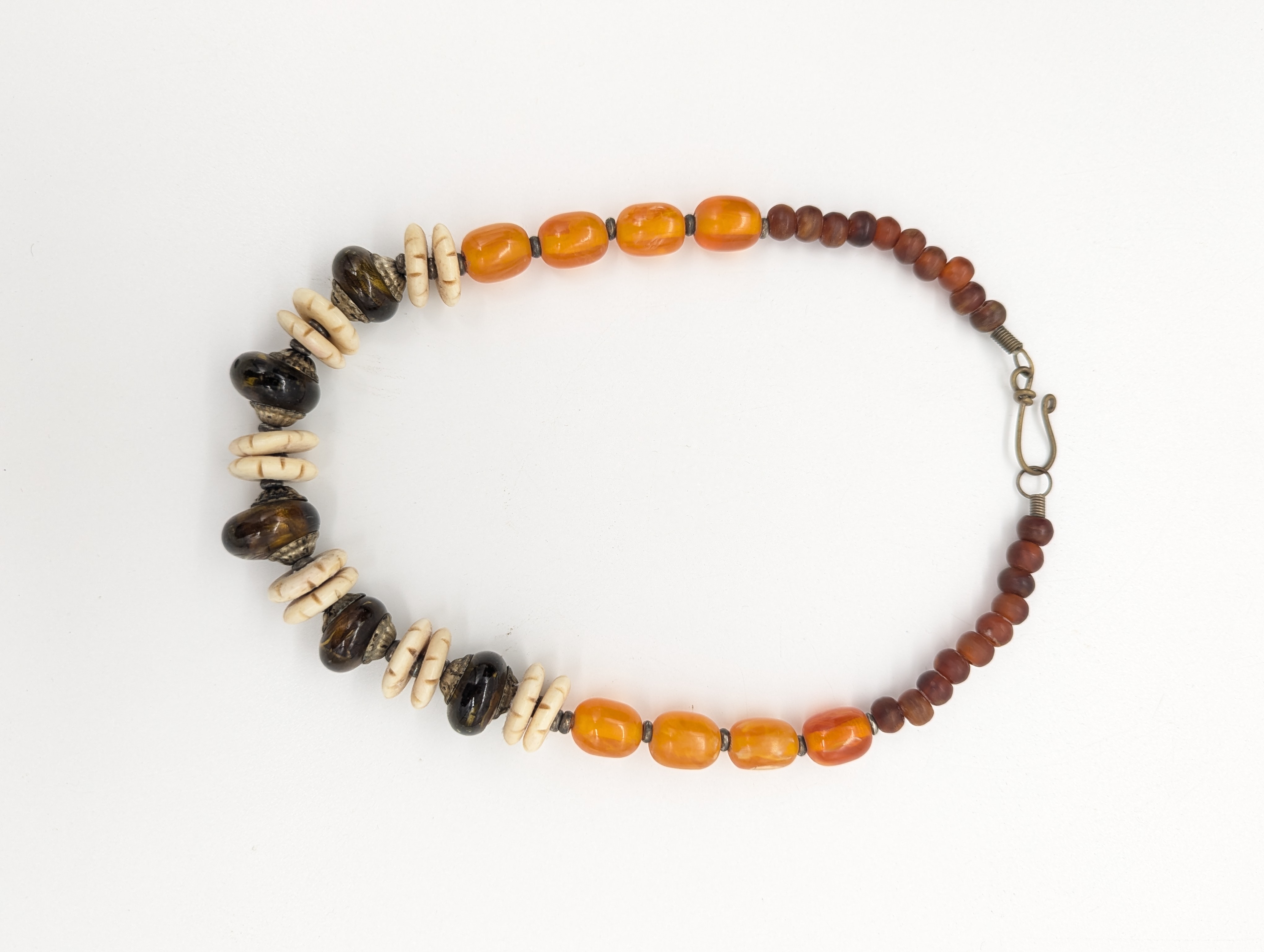 COLLIER orné de perles fantaisies.