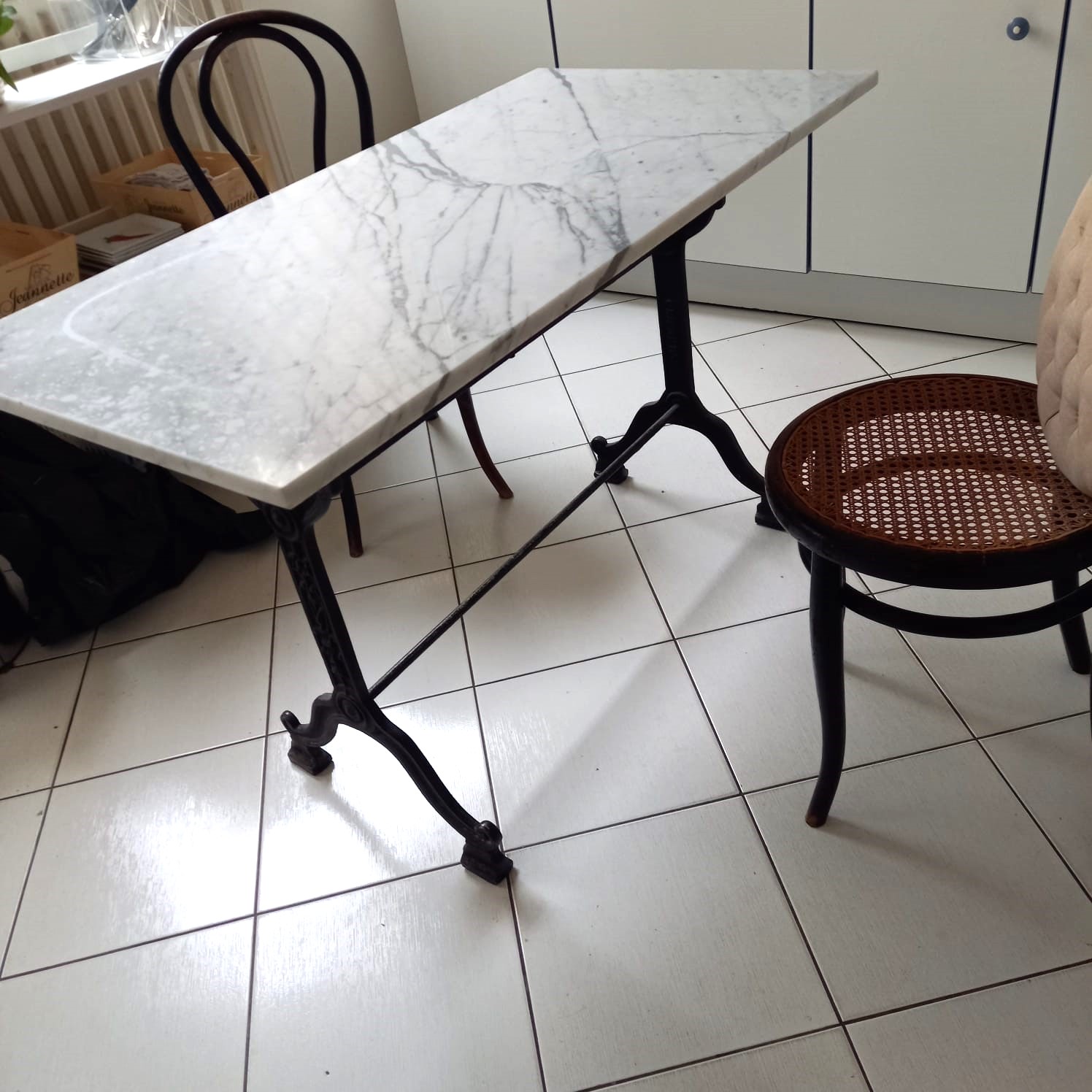 TABLE type bistrot, rectangulaire, à piétement...