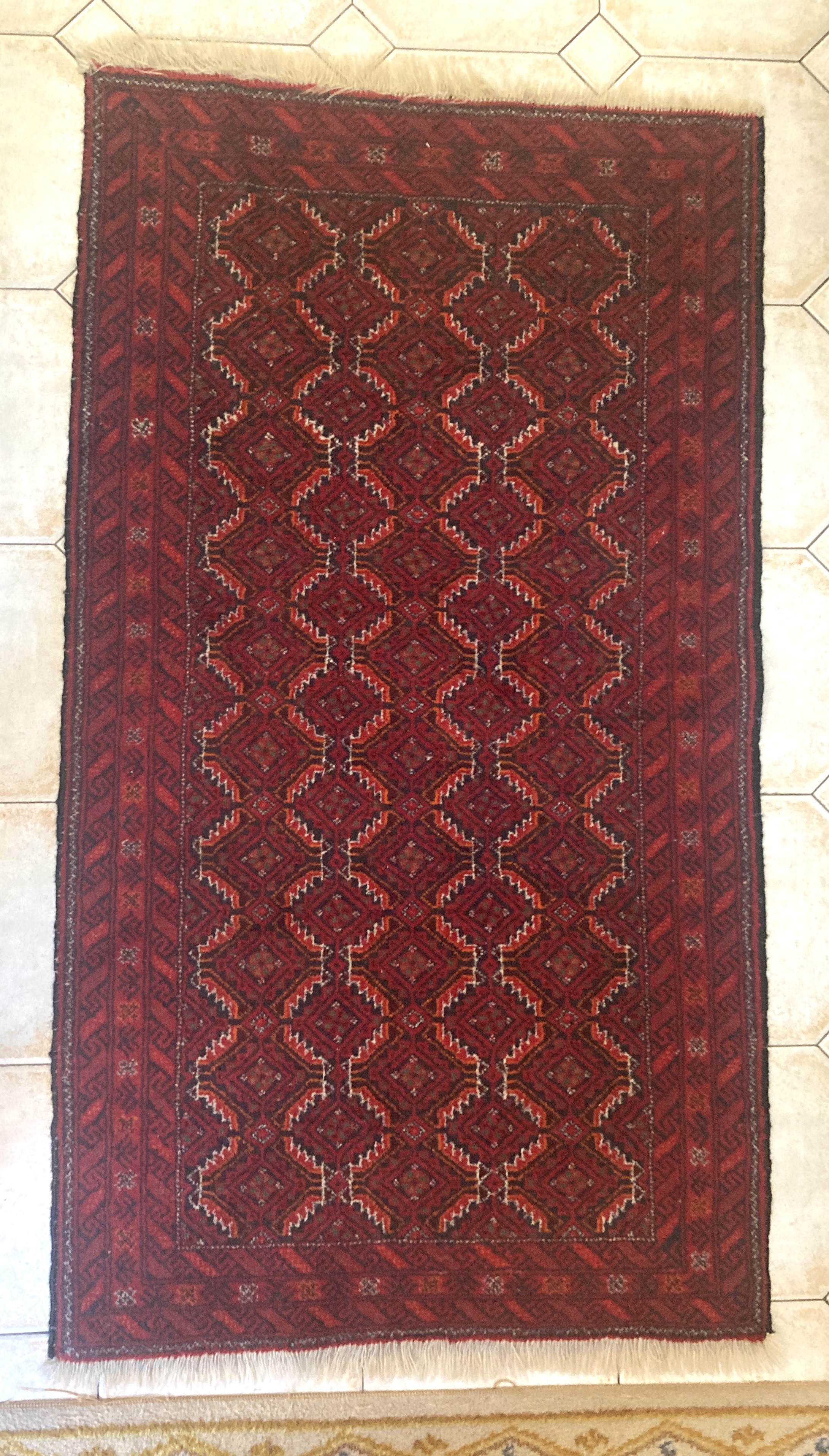 PETIT TAPIS en laine tissage main, à décor...