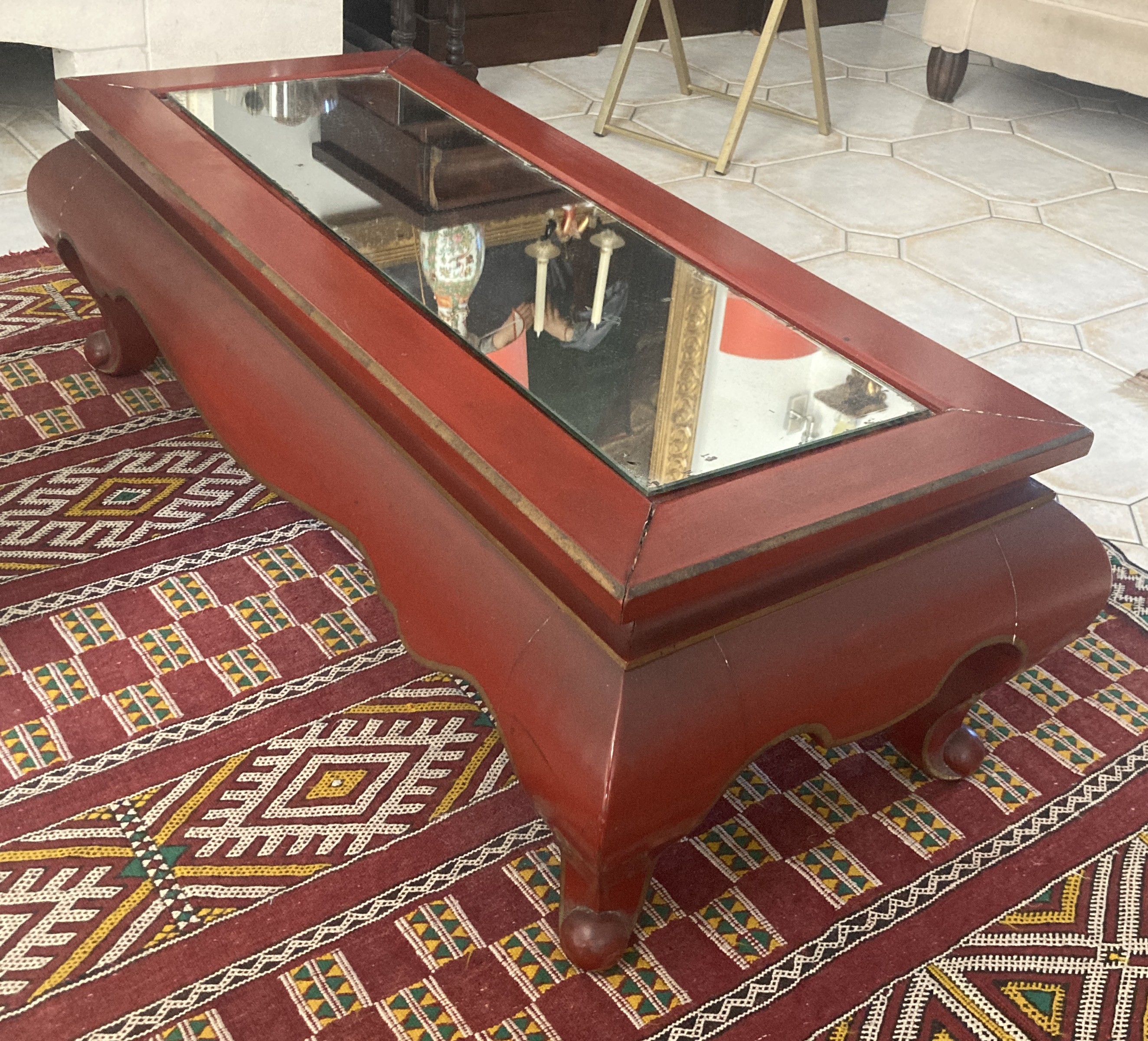 TABLE BASSE RECTANGULAIRE en bois laqué rouge...
