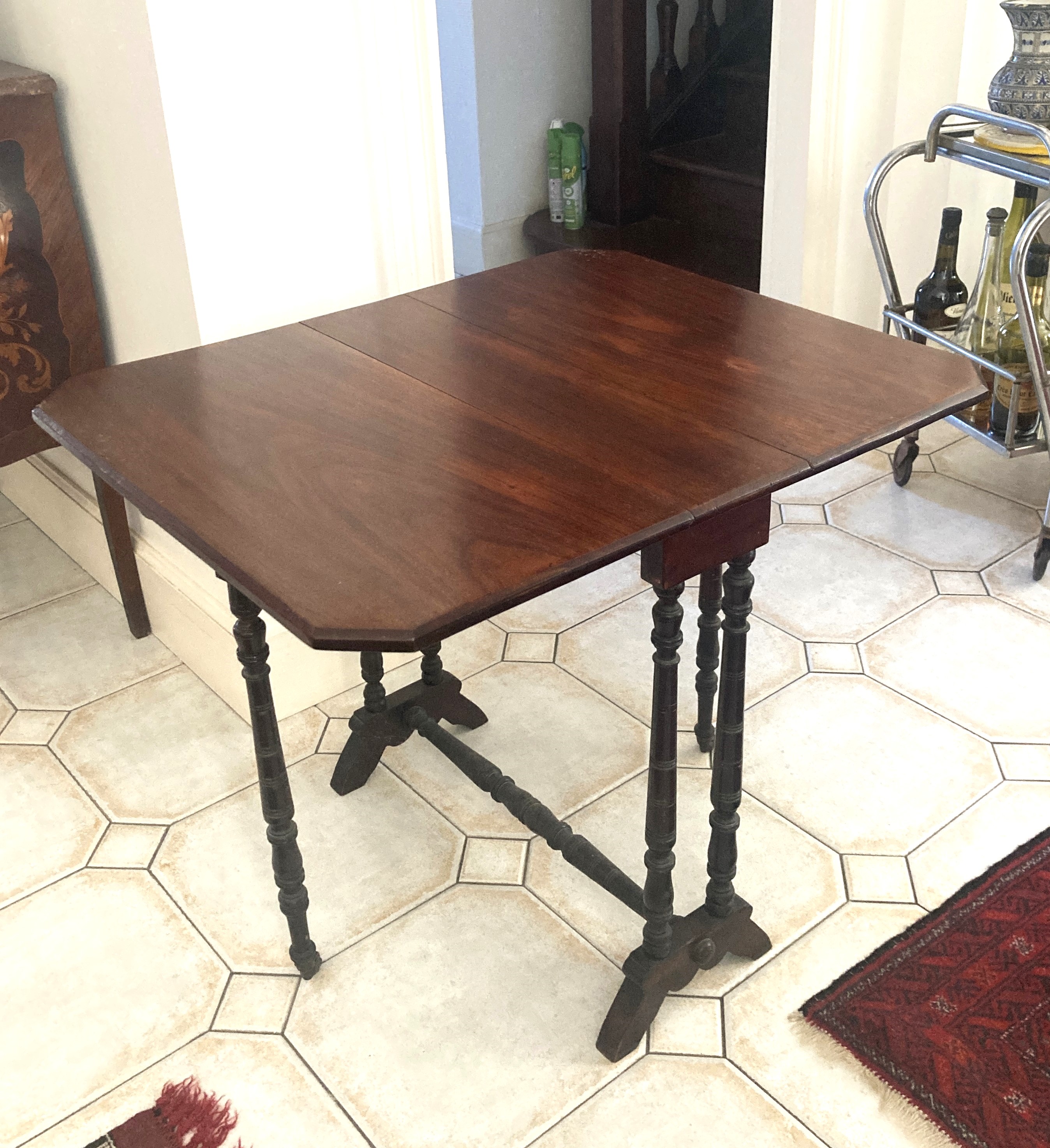 PETITE TABLE GATE-LEG en acajou et placage...
