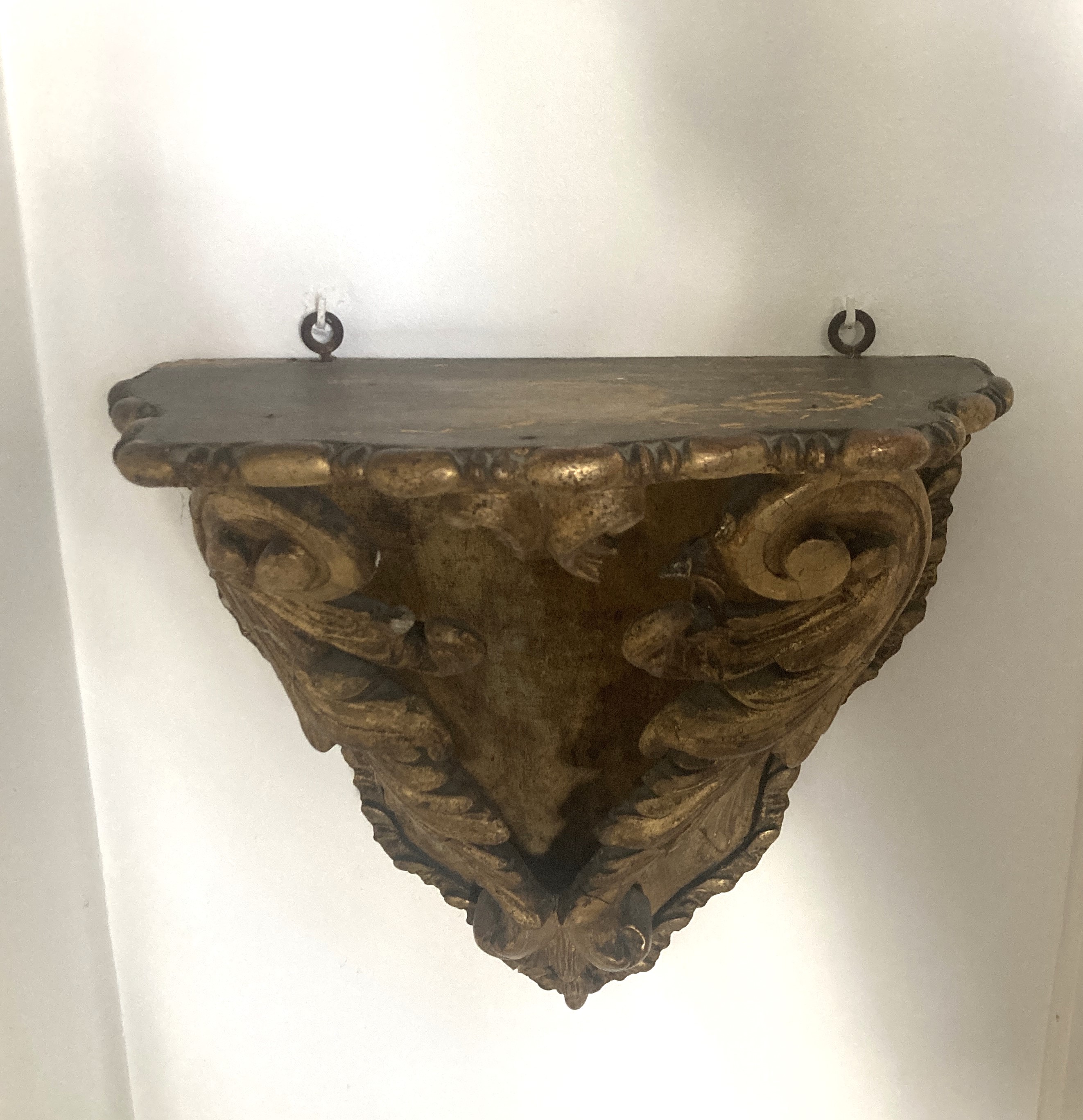 PAIRE DE CONSOLES D'APPLIQUES en bois sculpté...
