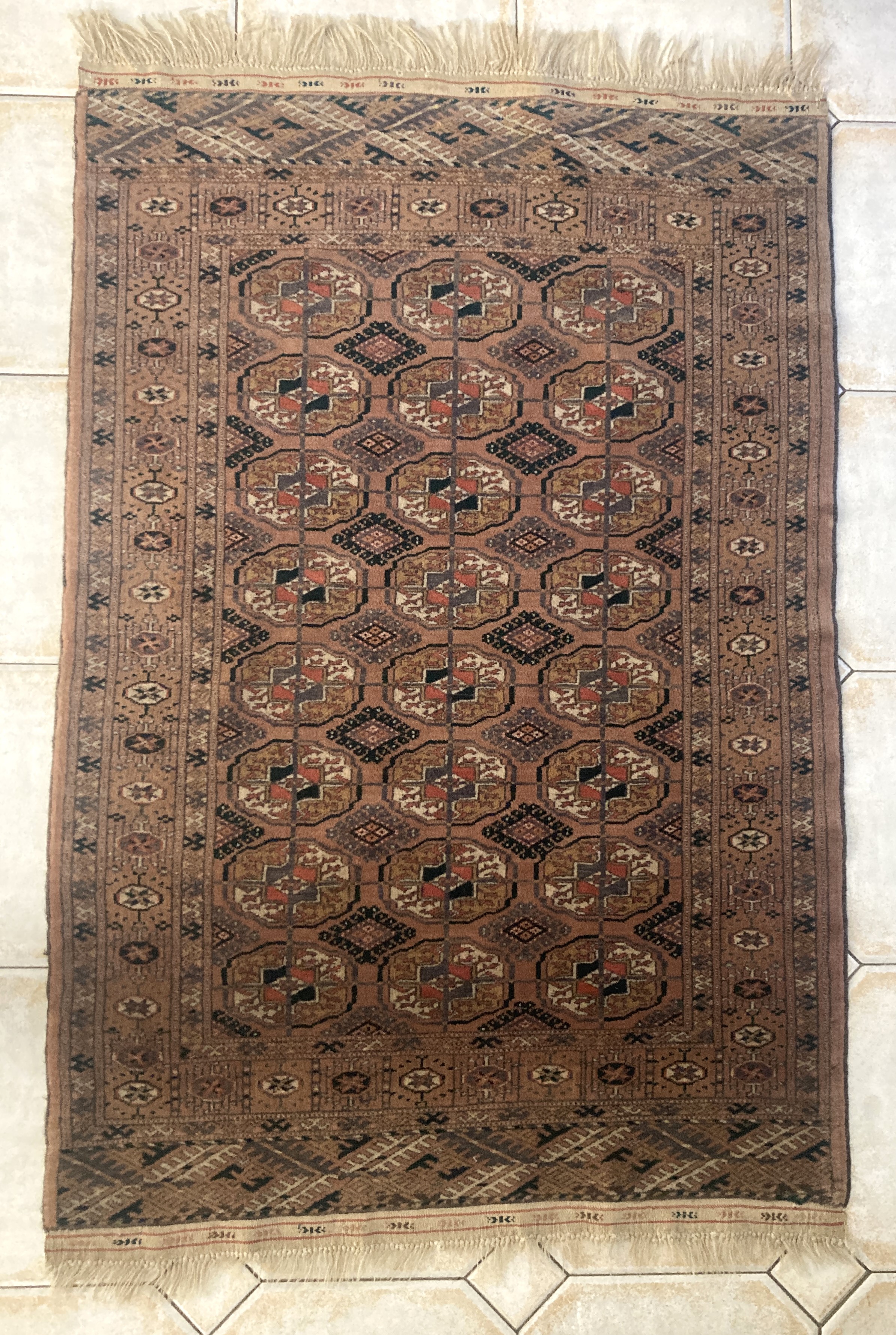 PETIT TAPIS de laine à décor de pieds d'éléphants...