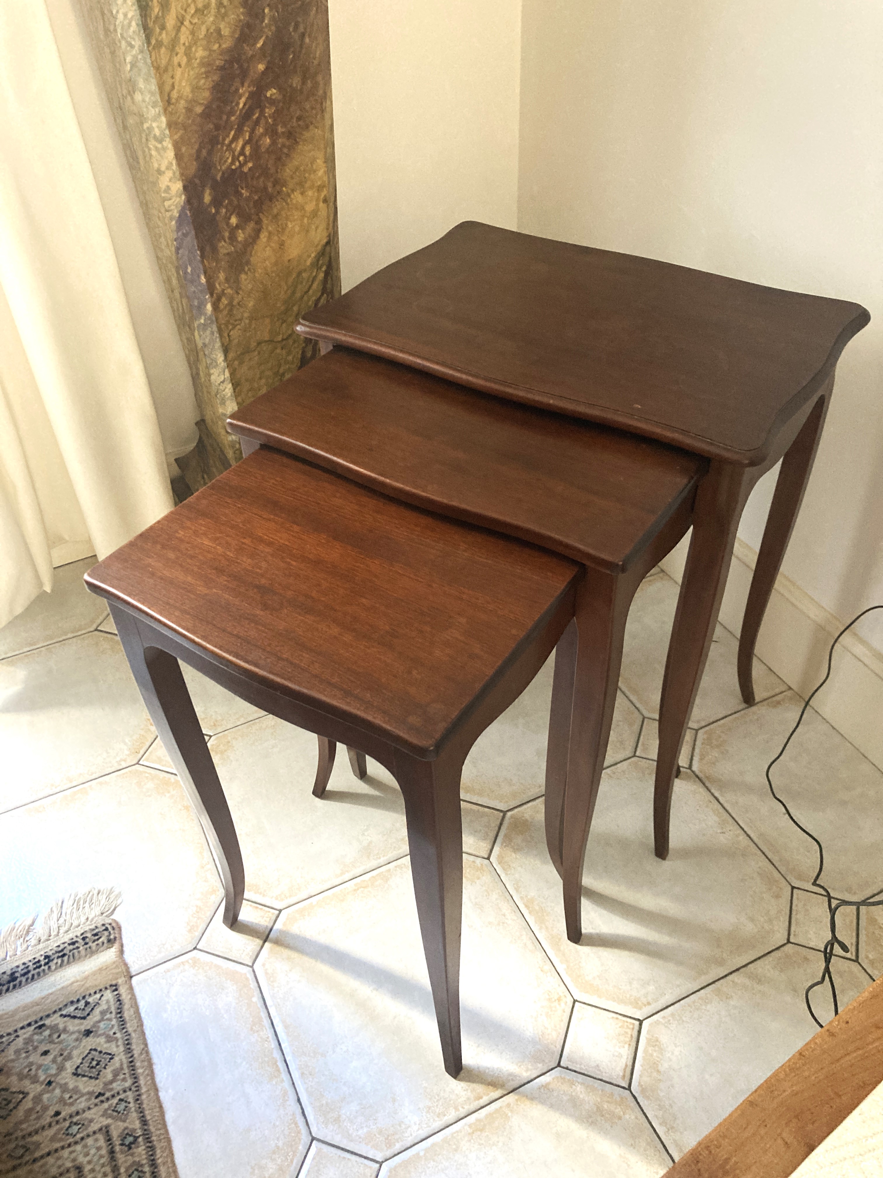 TROIS TABLES GIGOGNES en acajou. Plateaux...