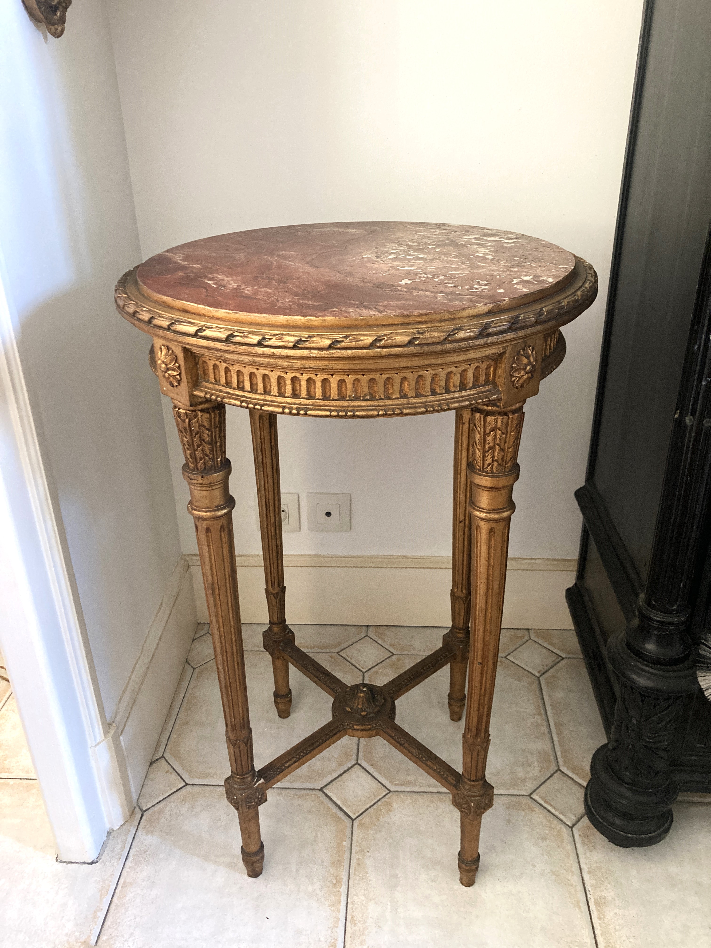 TABLE-GUÉRIDON en bois sculpté et doré à...