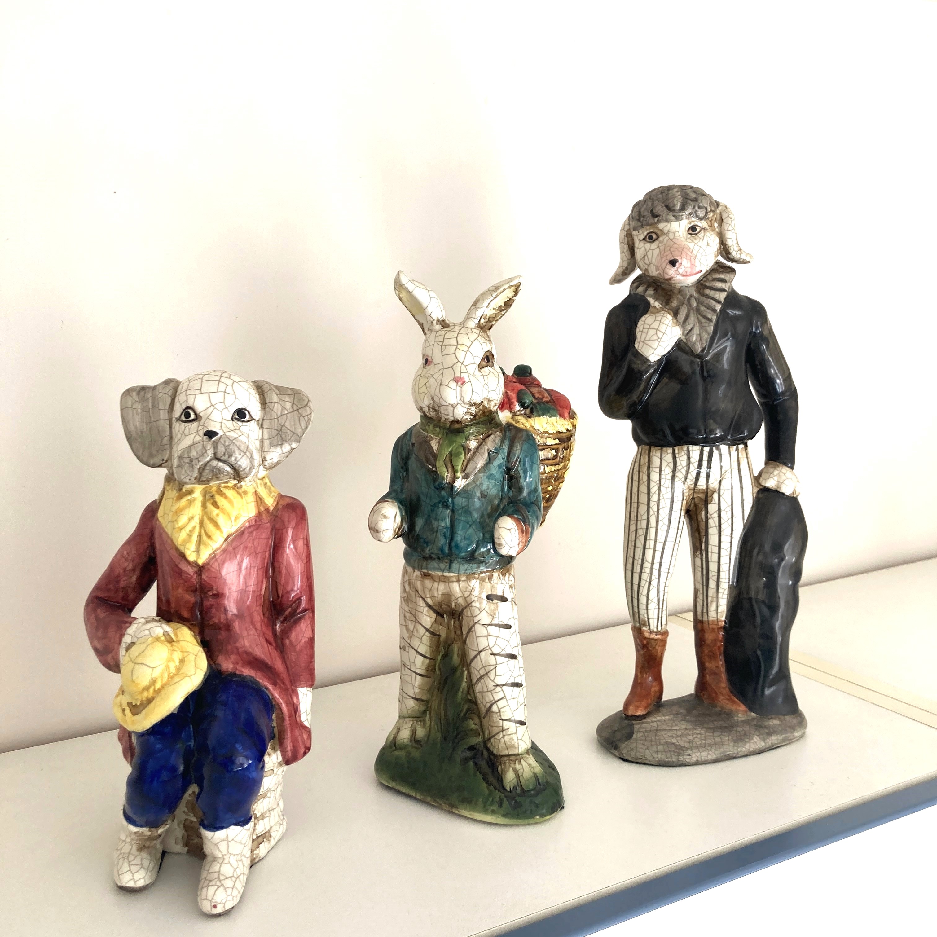 TROIS FIGURINES en céramique craquelée représentant...