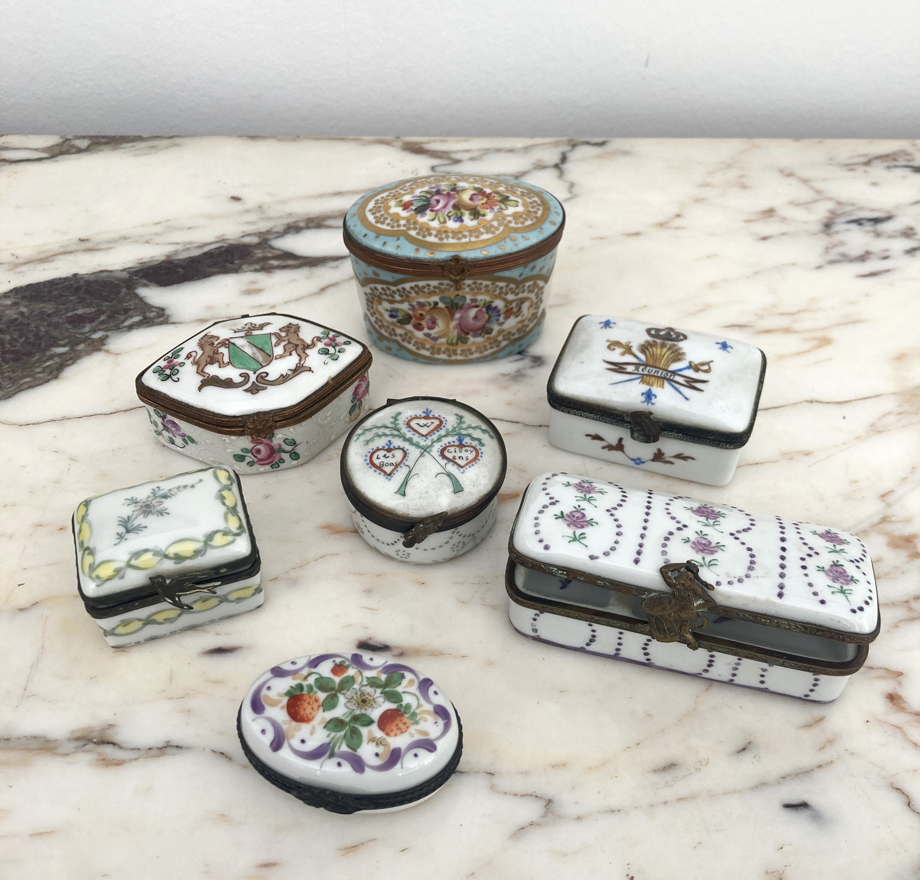 SEPT PETITES BOÎTES en porcelaine émaillée...