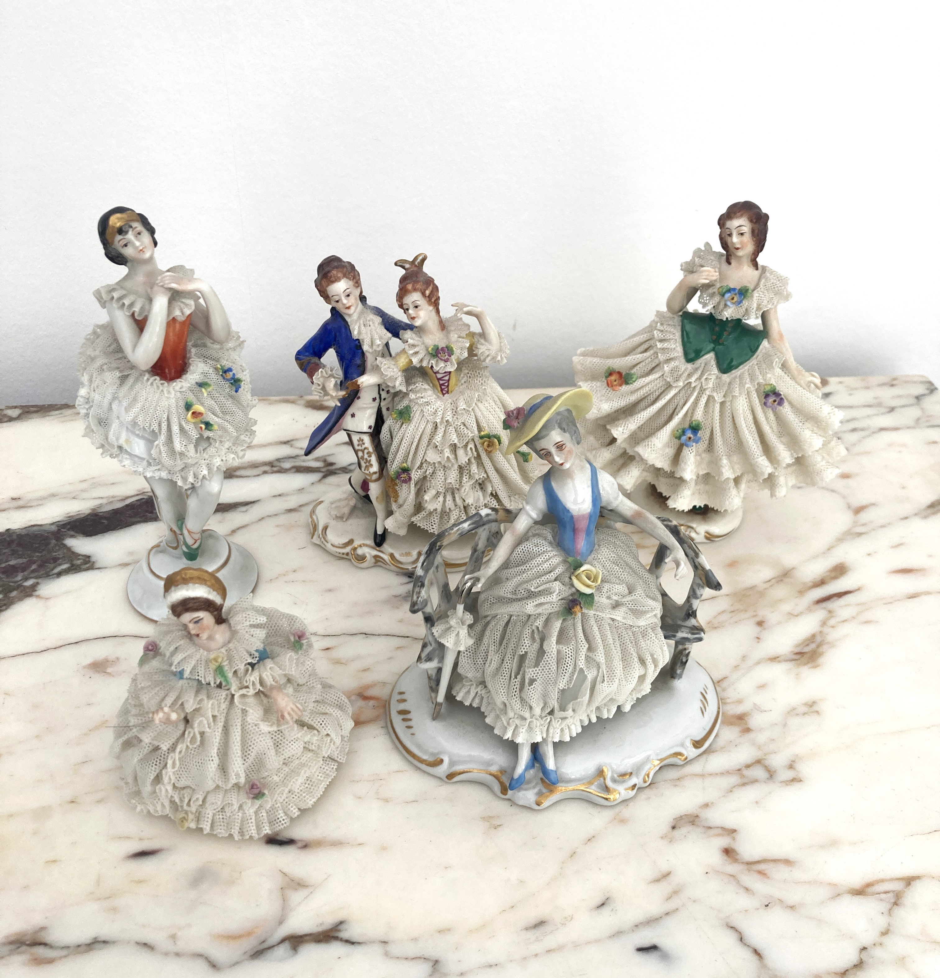 CINQ GROUPES en porcelaine et dentelles de...