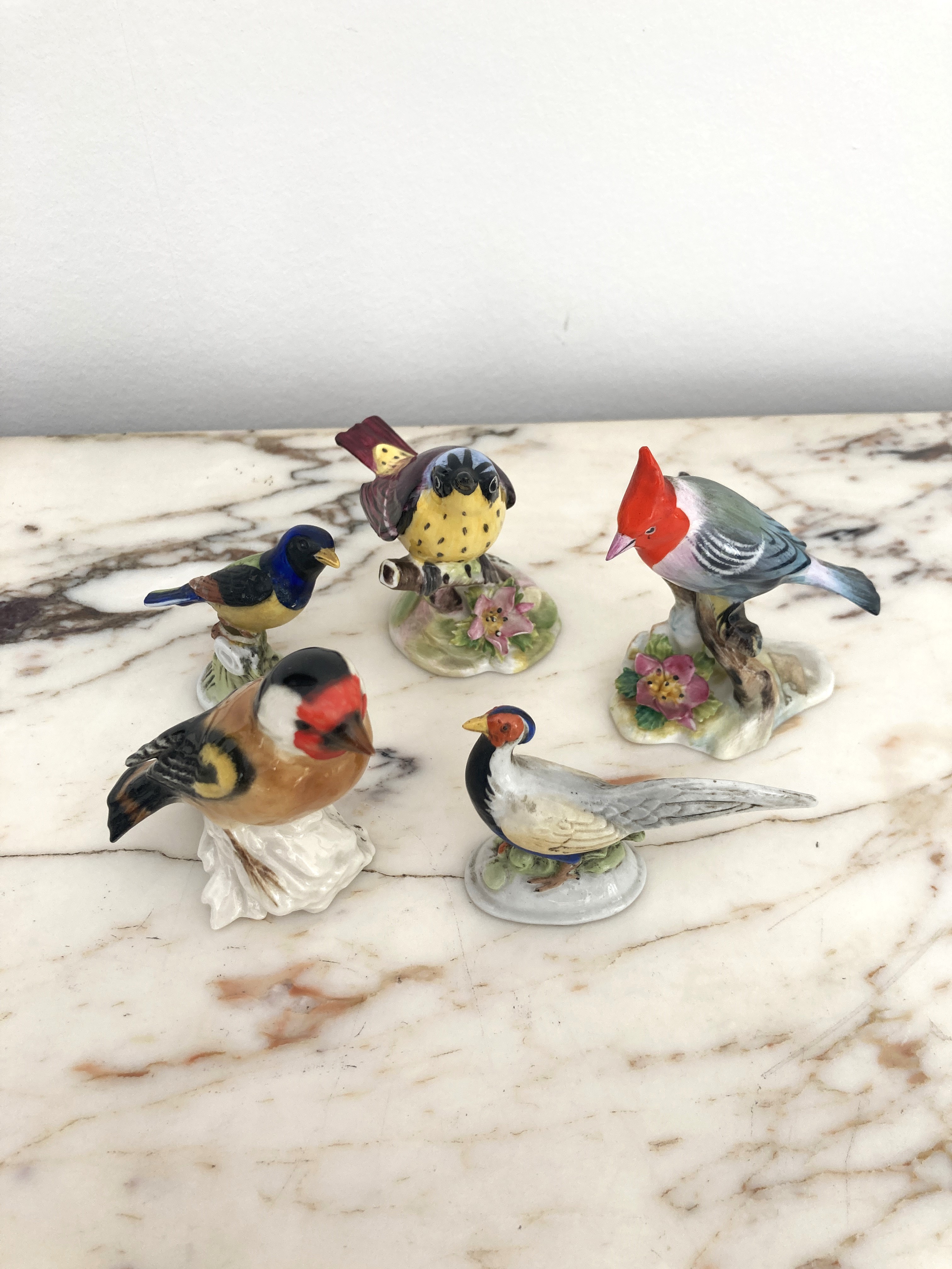 CINQ PETITS OISEAUX en porcelaine émaillée...